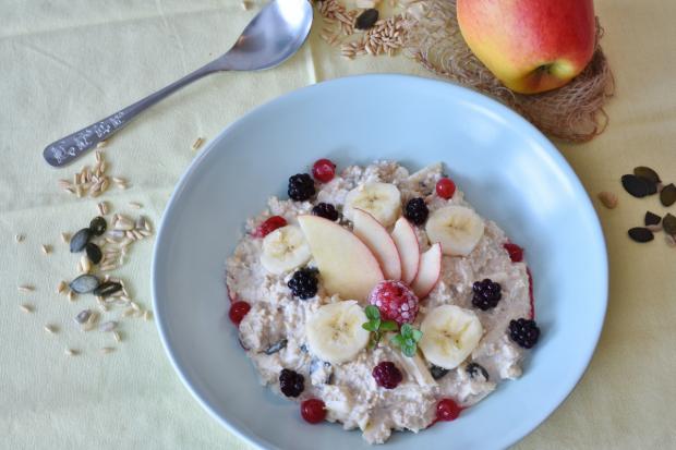 Evesham Journal: Porridge with fruit (Canva)