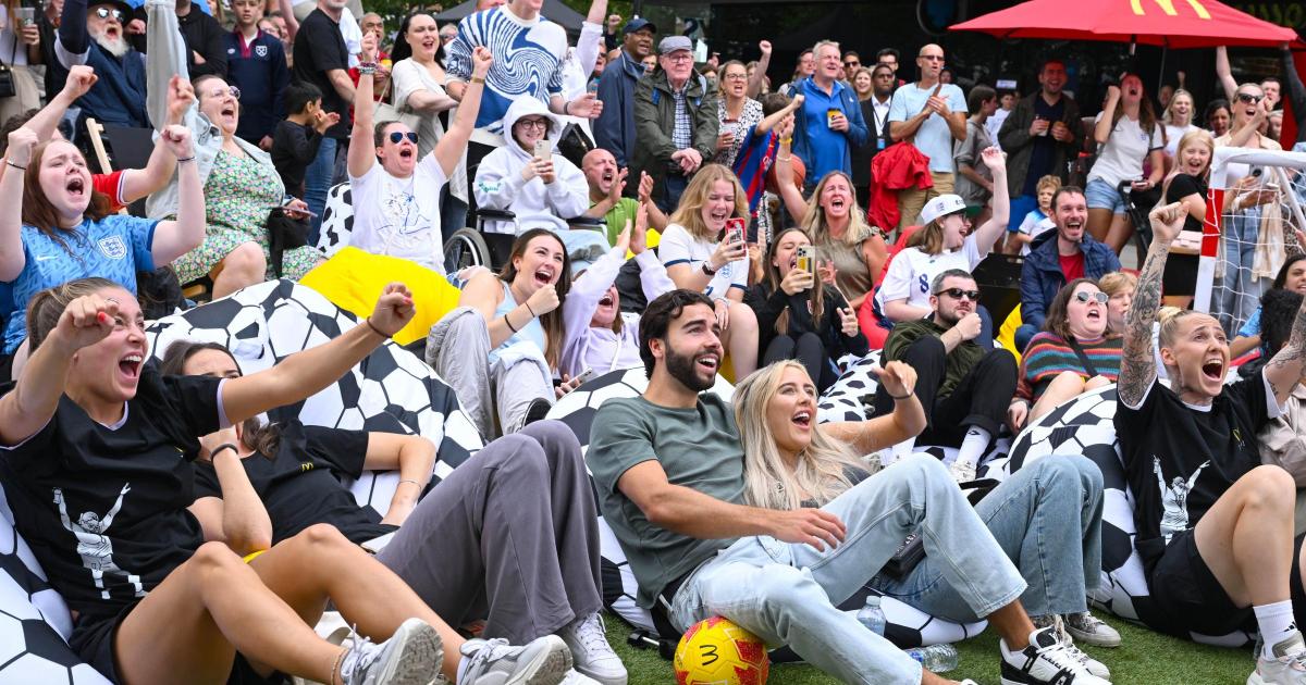 England fans celebrate Lionesses' World Cup quarter-final win over Colombia - Vimarsana News