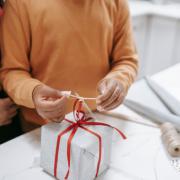 Money savvy Worcestershire parents spent less than the national average on Christmas presents, a new study has shown. 